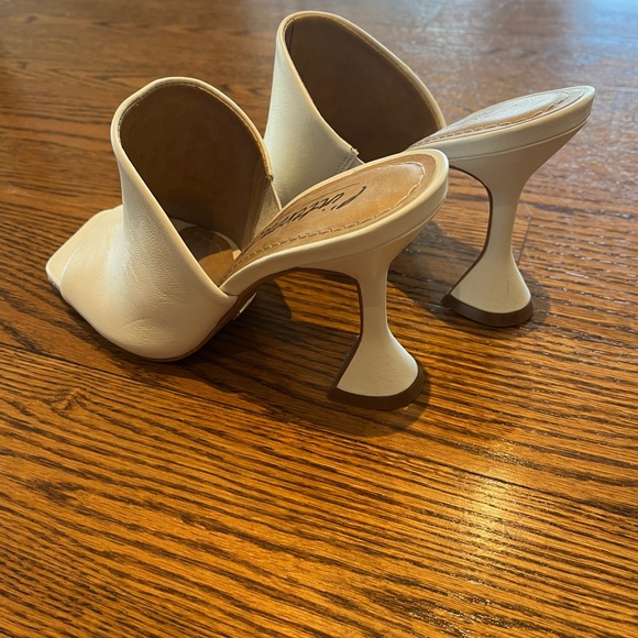 Brand new l’Intervalle Pumps. Size US6 in white leather. NEVER worn. - Picture 2 of 6
